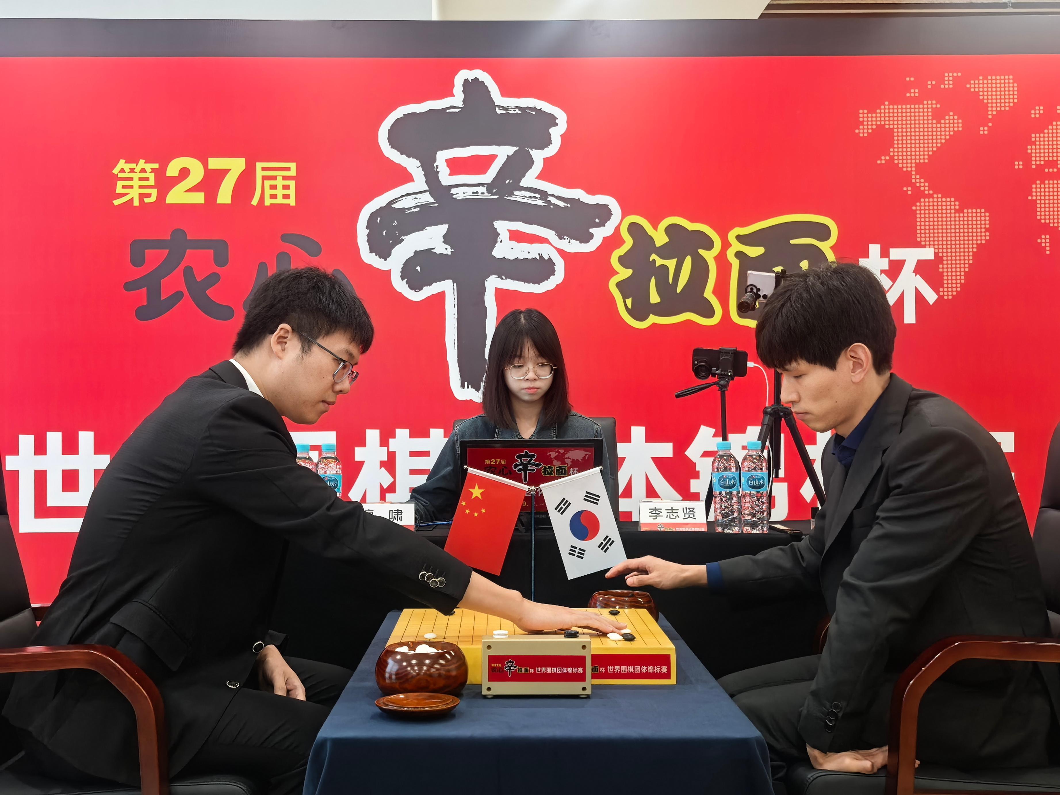 连续出现问, 李乃妍摄